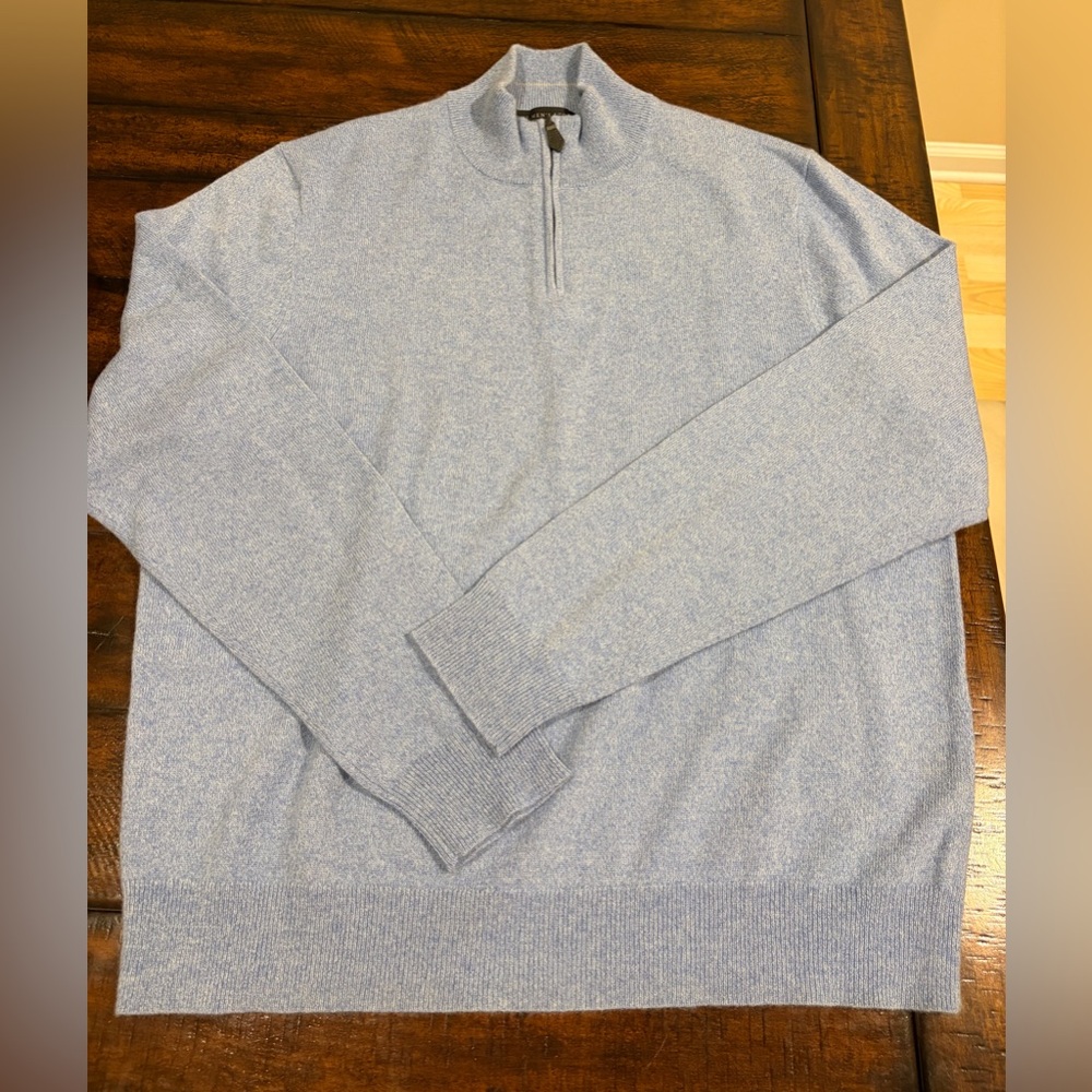 Bloomingdale’s men’s cashmere sweater (NWOT)